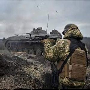 image of a soldier holding a gun in front of a tanker in the war in Ukraine