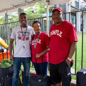 Student and parents moving in